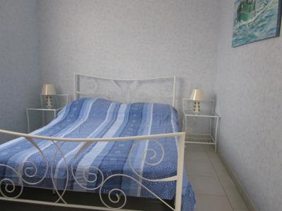 La chambre bleue - un lit double