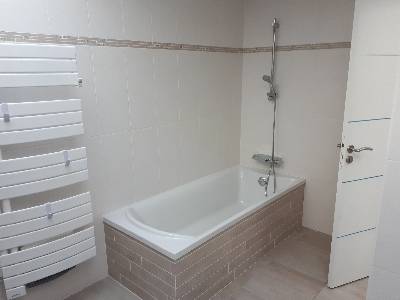 Salle de bain avec baignoire